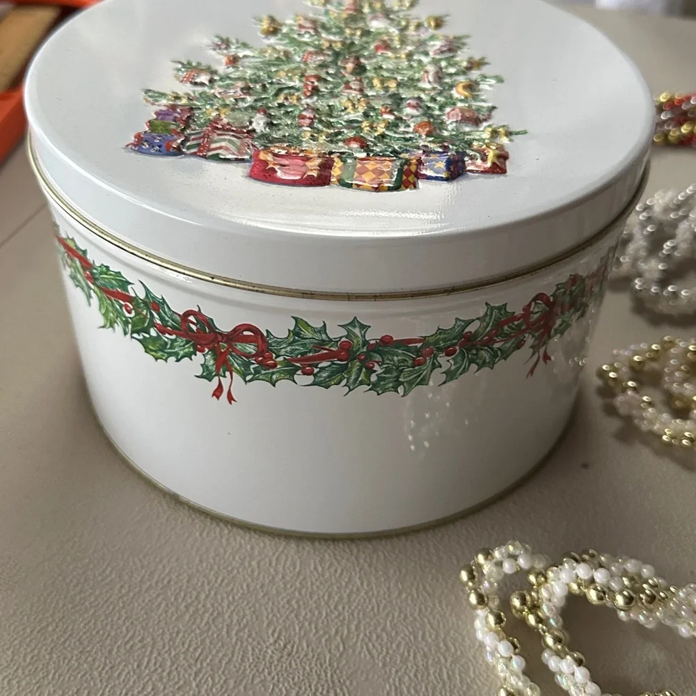 Christmas Tin Canister with Beaded Garlands